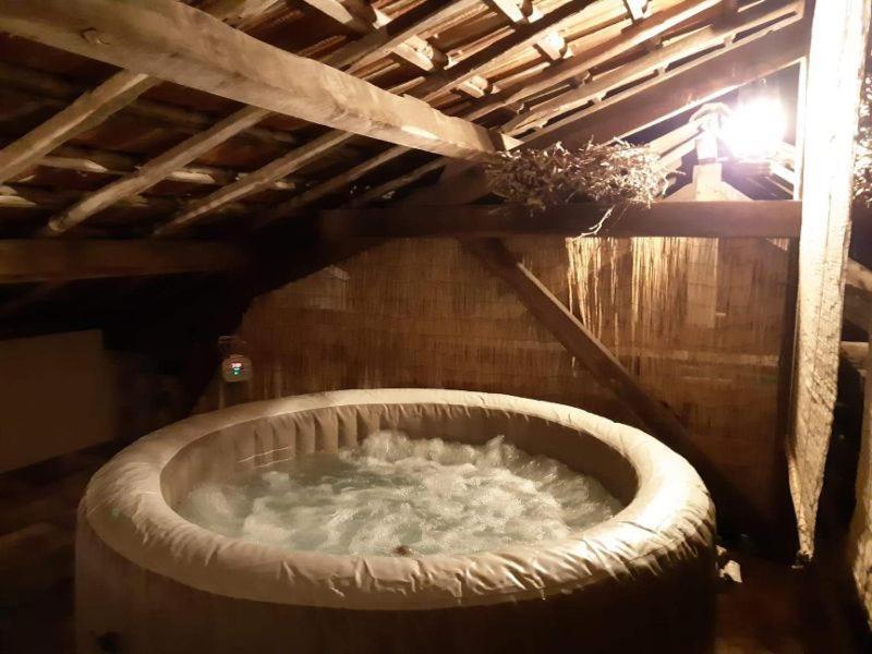 Gite, Jacuzzi & Vin Au Grenier De Madiran ภายนอก รูปภาพ